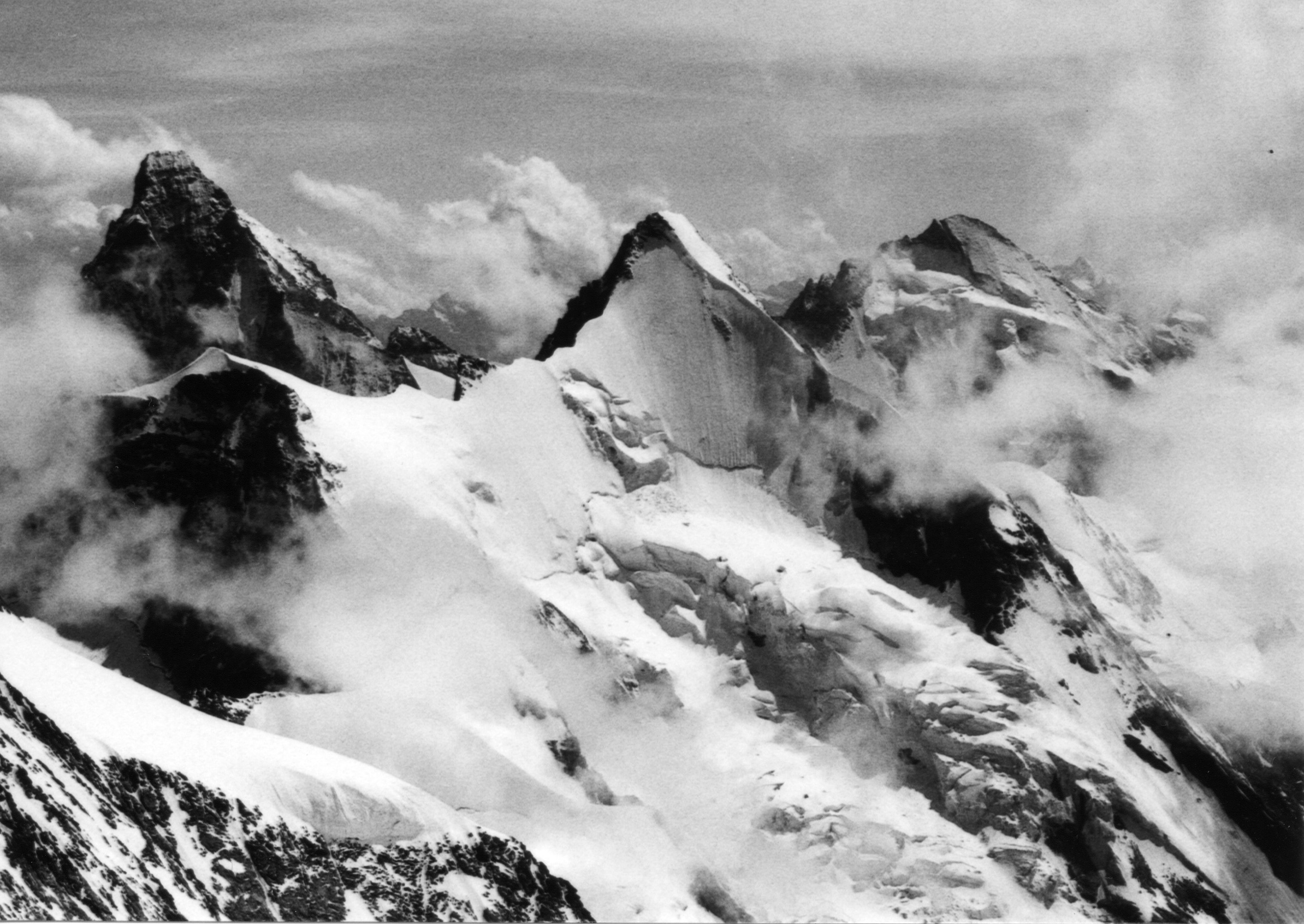 Obergabelhorn (4063m) z hřebene Zinalrothornu. Vlevo Matterhorn, vpravo Dent de Herens.