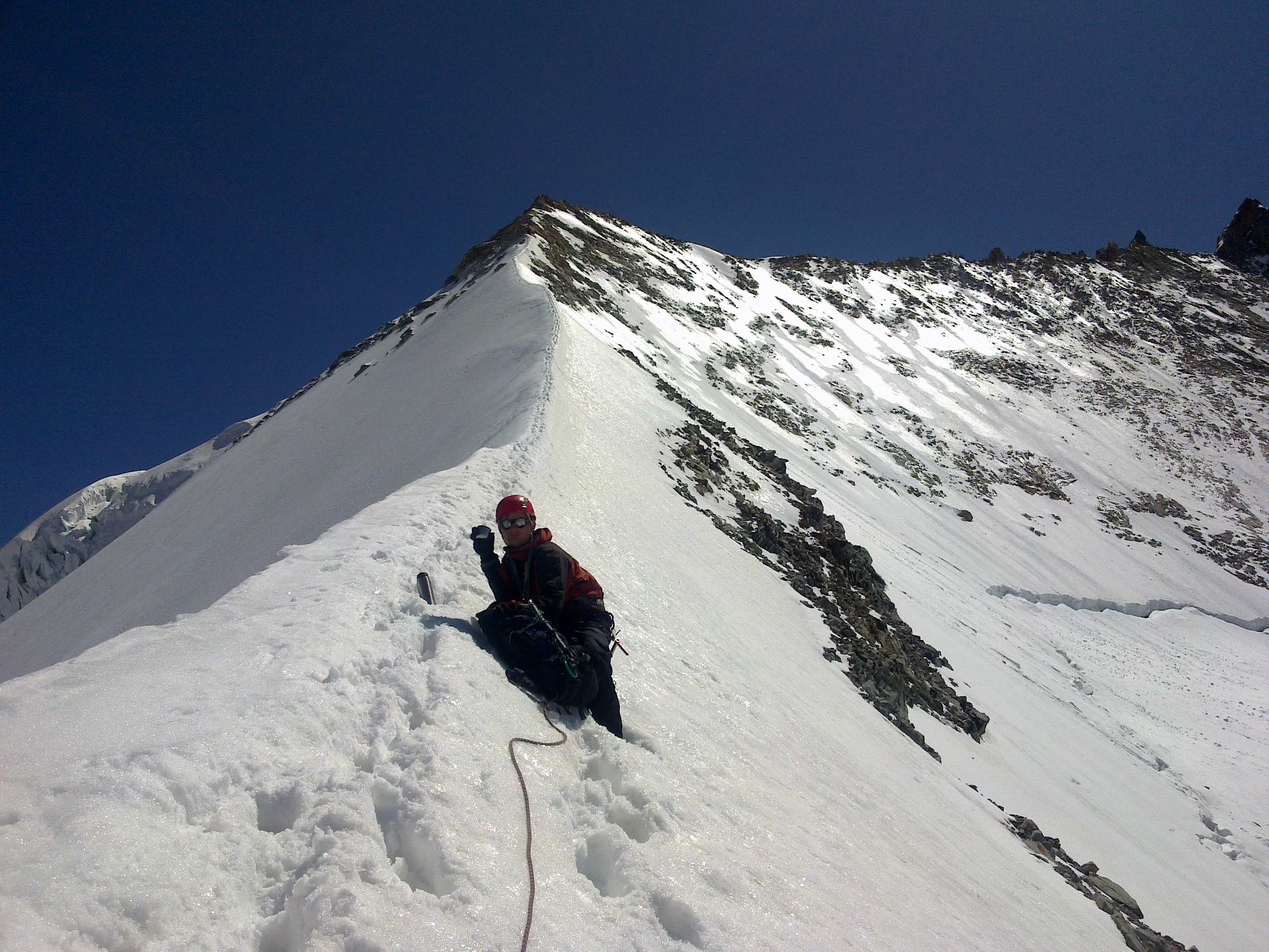 Adam na začátku sněhového hřebene na Zinalrothorn, asi 3760m.