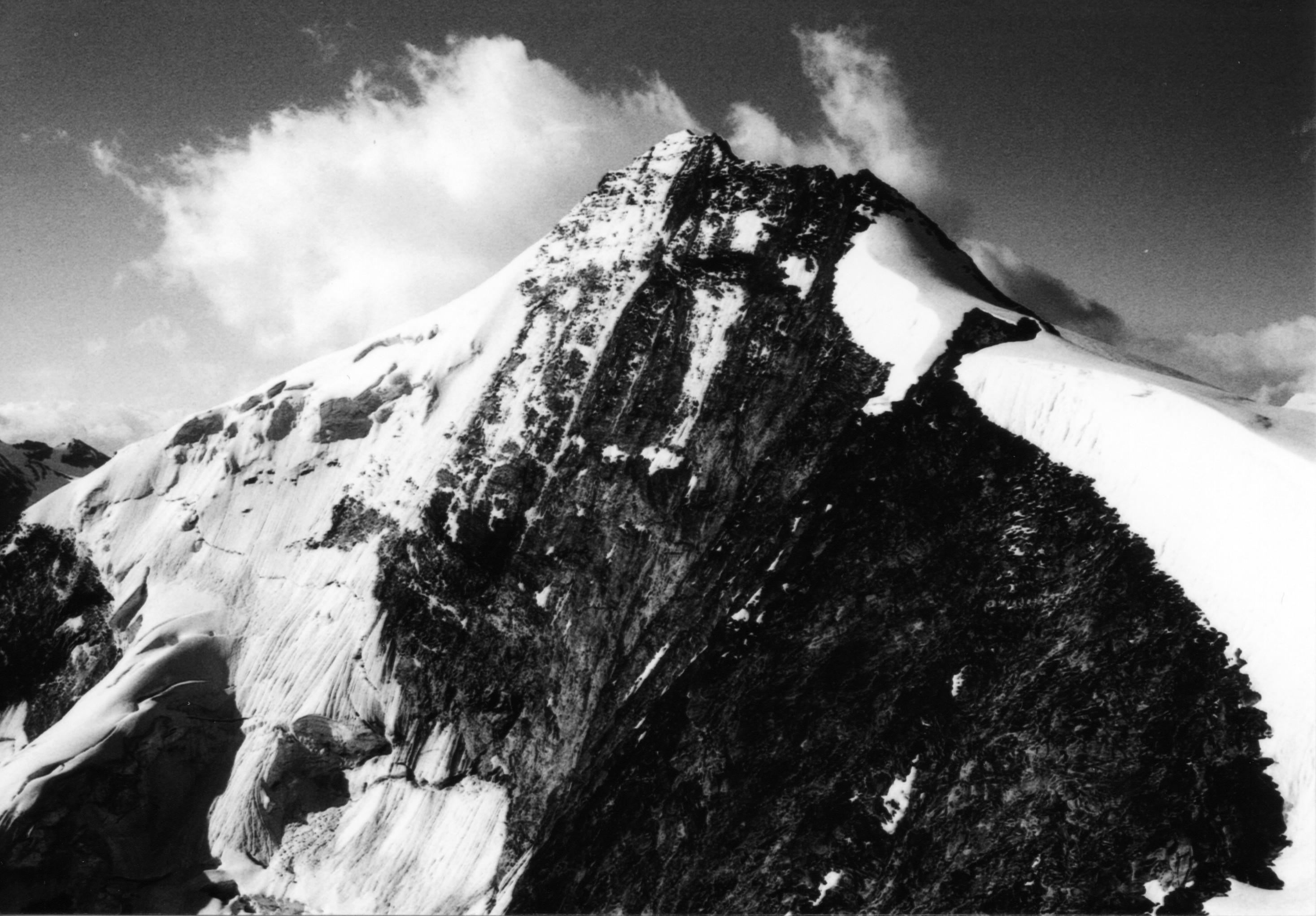 Předvrchol (3845m) a vrchol (3962m) Grand Cornier.