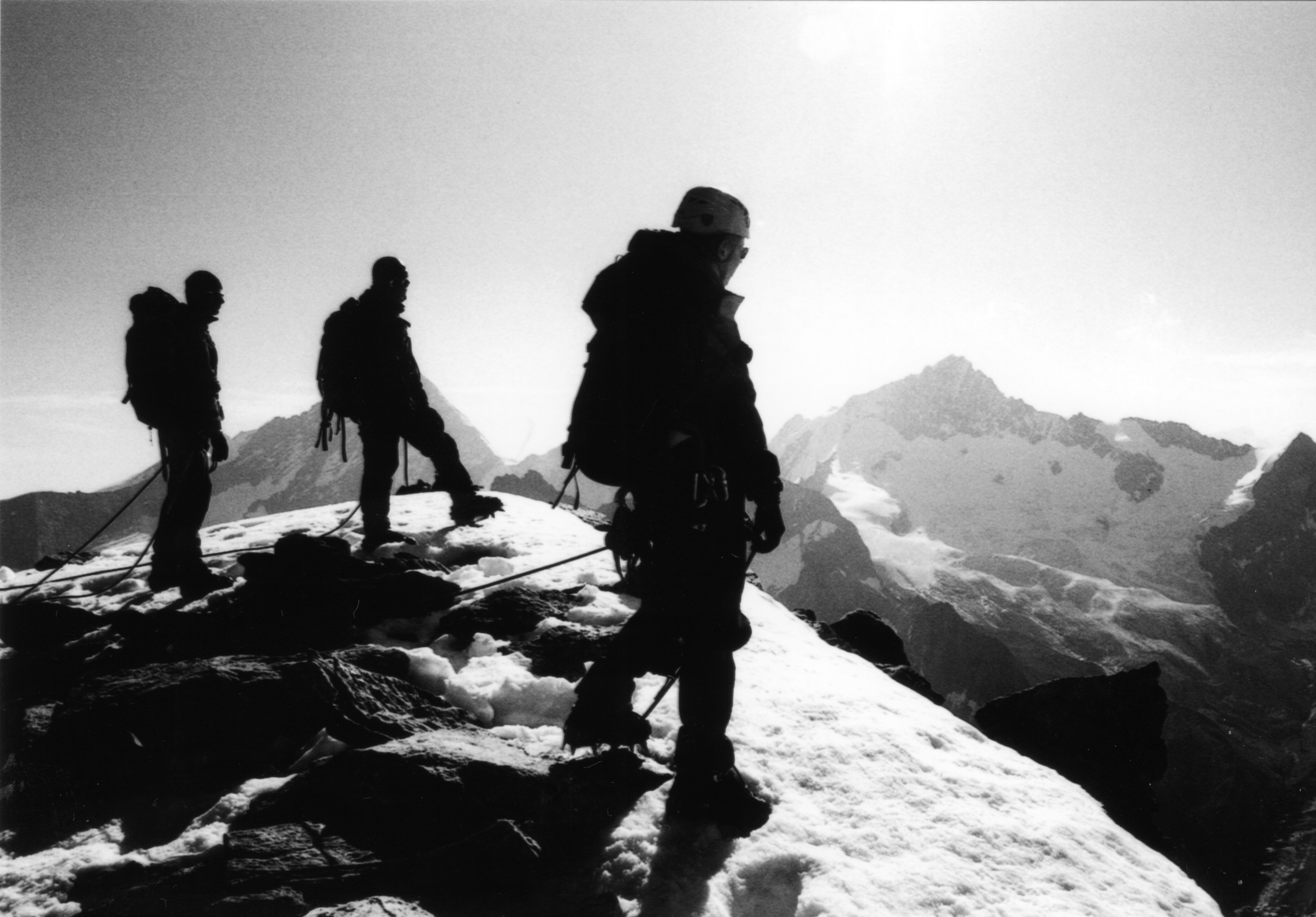 Pohled z hřebene směrem na Weisshorn (4506m) a Zinalrothorn (4221m). Cesta na Zinarothorn vypadá velmi strmě až hrozivě.